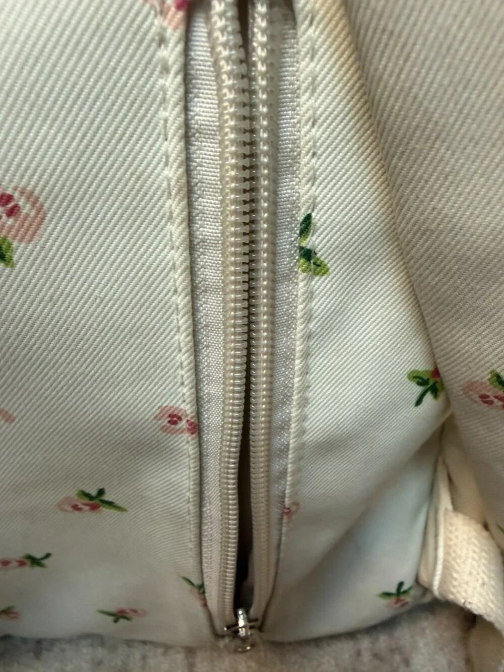 Kids Girls Kaobio-White Floral Backpack In Very Good Shape!!